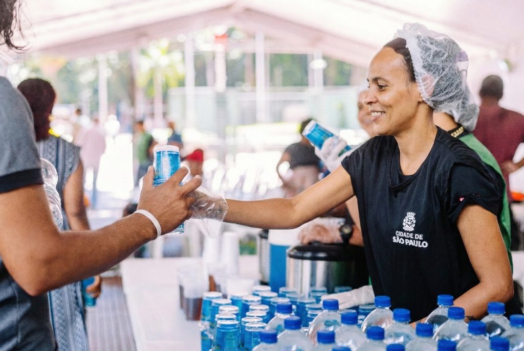 Prefeitura monta tendas para oferecer água e frutas à população mais vulnerável a partir deste sábado