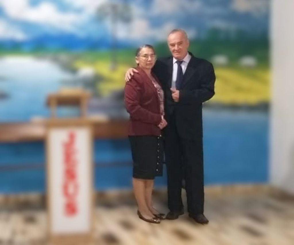 Geraldo Majela Loures: 32 Anos Transformando o Transporte e o Turismo Paulista Geraldo Majela Loures, Empresário fundador da Sani Tur e Gratidão Transporte e Turismo, ao lado de sua esposa. Imagem símbolo dos 50 anos de história e sucessão familiar no transporte paulista.